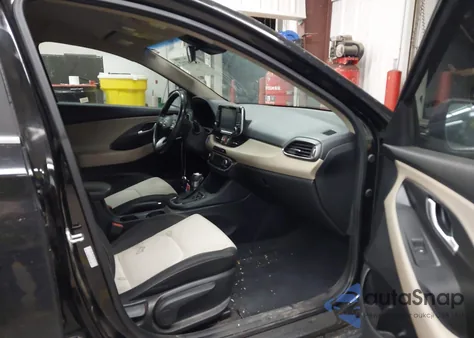 2018 Hyundai Elantra Gt z USA, uszkodzony, nr VIN KMHH35LE9JU041943